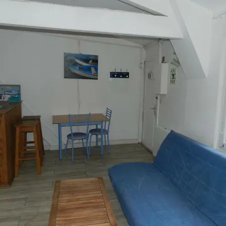 Vue Sur Le Port De *